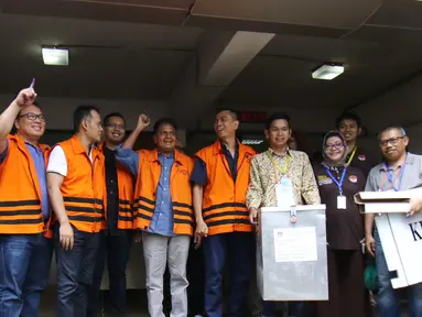 Tujuh tahanan KPK yang memiliki hak suara untuk Pilkada DKI Jakarta berfoto bersama usai menggunakan hak suaranya di TPS 19 Kelurahan Karet (khusus), di Gedung KPK, Jakarta, Rabu (15/2). (Liputan6.com/Helmi Affandi)