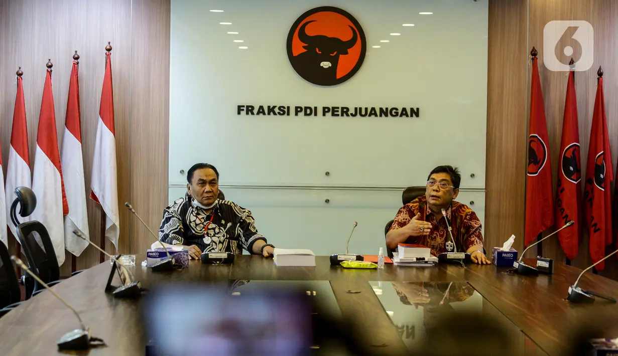 Ketua Fraksi PDIP DPR Utut Adianto (kanan) dan Sekretaris Fraksi Bambang Wuryanto memberikan keterangan soal pencopotan Rieke Diah Pitaloka dari jabatan Wakil Ketua Badan Legislasi (Baleg) DPR di Kompleks Parlemen Senayan, Jakarta, Kamis (9/7/2020). (Liputan6.com/Johan Tallo)