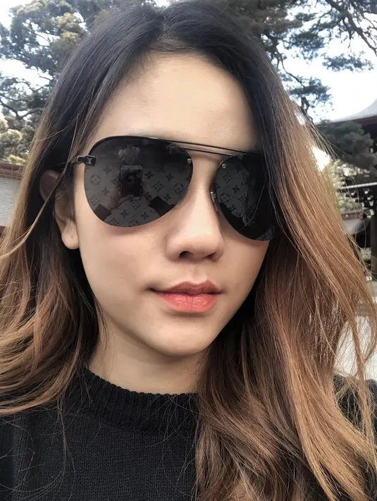 Simpel namun tetap menawan, penampilan Jessica Jane dengan sweater hitam serta kacamata aviator warna senada menambah kesan boyish. (Liputan6.com/IG/@jessicajane99)