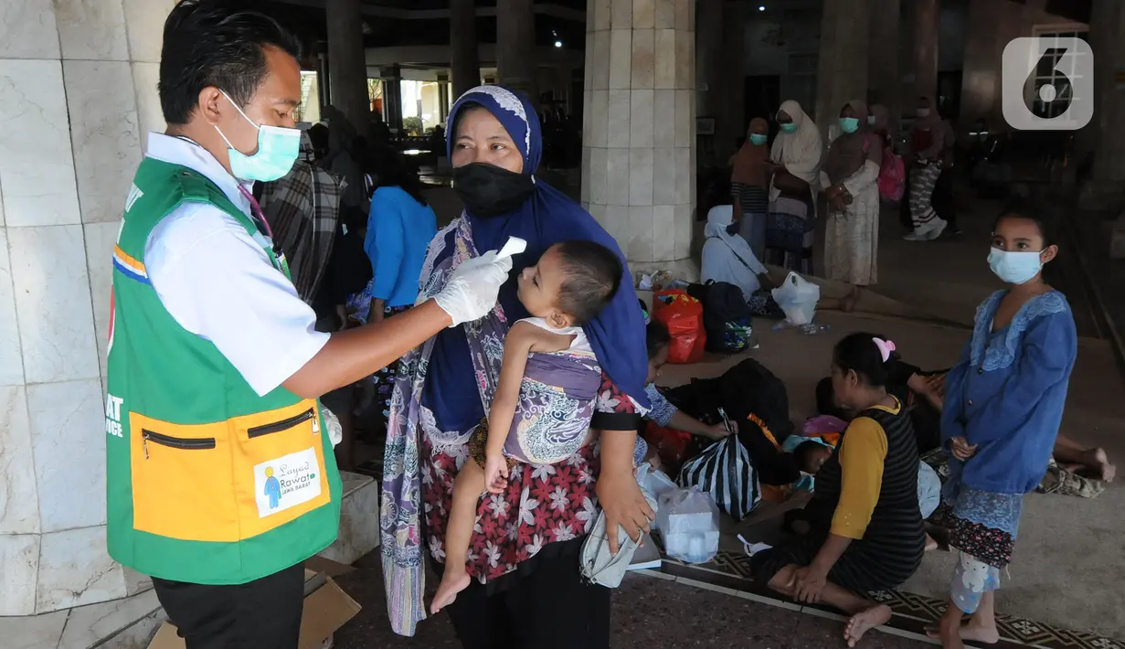 Paramedis memeriksa kesehatan pengungsi korban ledakan kilang minyak Balongan di Pendopo Kabupaten Indramayu, Senin (29/03/2021). Sekitar 900 warga saat ini mengungsi dari lima desa terdampak ledakan kilang minyak Balongan.  (merdeka.com/Arie Basuki)