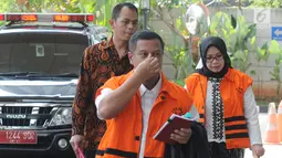 Tersangka Bupati Mojokerto nonaktif Mustofa Kamal Pasa (kiri) dan Wakil Ketua Komisi VII DPR Eni Maulani Saragih (kanan) tiba di Gedung KPK, Jakarta, Jumat (27/7). Mustofa dan Eni kembali diperiksa KPK terkait dugaan korupsi. (Merdeka.com/Dwi Narwoko)