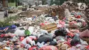 Tumpukan sampah menggunung di sekitar Jalan Masjid Al Makmur, Pejaten Timur, Pasar Minggu, Jakarta Selatan, Selasa (10/12/2019). Tumpukan sampah yang tidak hanya berasal dari warga sekitar menimbulkan bau tidak sedap dan dikhawatirkan dapat mengganggu kesehatan. (Liputan6.com/Immanuel Antonius)