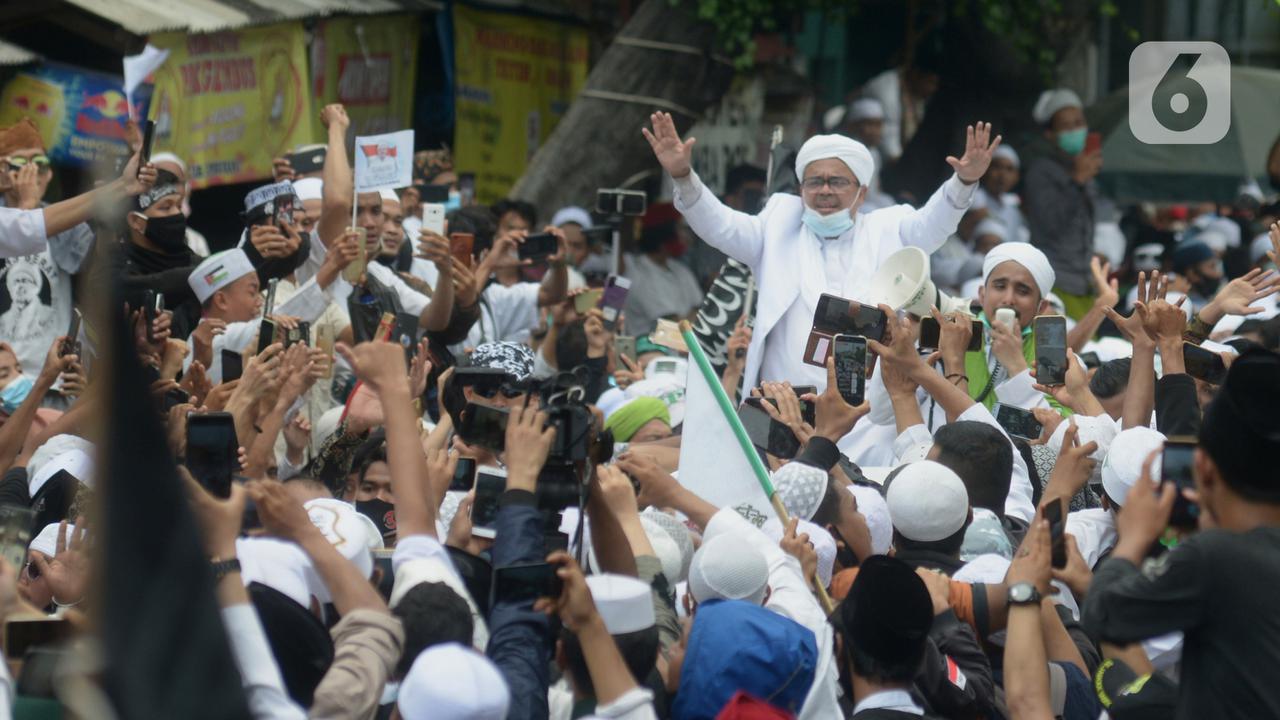 FOTO: Tiba di Petamburan, Rizieq Shihab Disambut Massa Pendukung