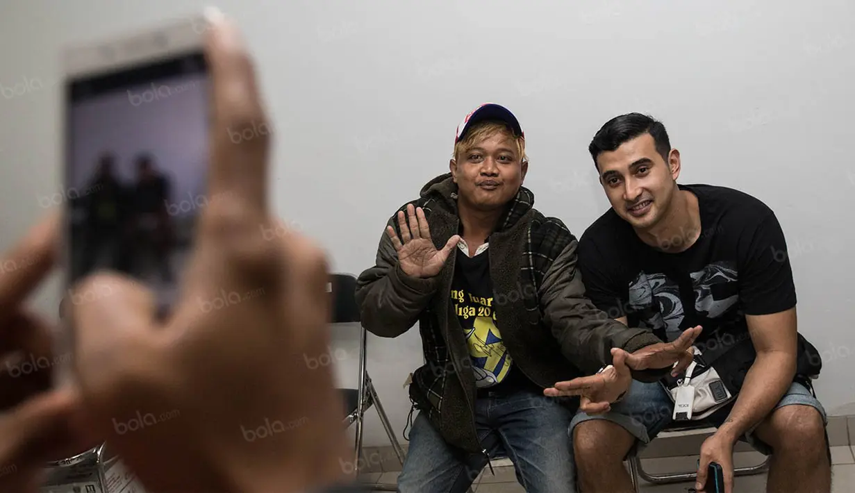Tak hanya Yolla Yuliana, sang kekasi, Ali Syakieb yang datang menemani juga menjadi sasaran warga untuk diajak foto bareng. (Bola.com/Vitalis Yogi Trisna)