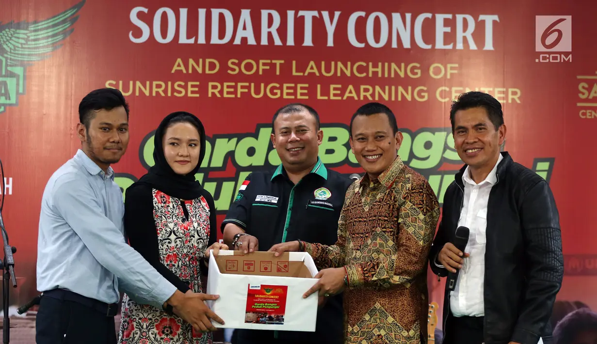 Sekjen PKB Abdul Kadir Karding (kedua kanan) bersama Ketua Umum Garda Bangsa Cucun Syamsurijal (tengah) secara simbolis menunjukan kantong santunan saat acara Penggalangan dana untuk Pengungsi Rohingnya, Jakarta, Selasa (12/9). (Liputan6.com/Johan Tallo)
