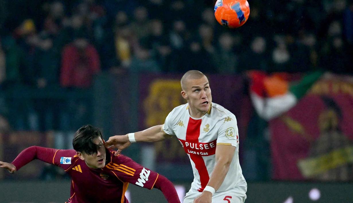 Sementara, Genoa hanya mampu membalas lewat Jeff Ekhator di menit ke-87. Skor 3-1 untuk keunggulan tuan rumah bertahan hingga menit akhir pertandingan. Tampak dalam foto, penyerang AS Roma, Paulo Dybala (kiri) berduel dengan gelandang Genoa asal Ukraina, Ruslan Malinovskyi selama pertandingan sepak bola Serie A Italia di Stadio Olimpico pada Senin 29 Desember 2025 waktu setempat atau Selasa (30/12/2025) dini hari WIB. (Filippo MONTEFORTE/AFP)