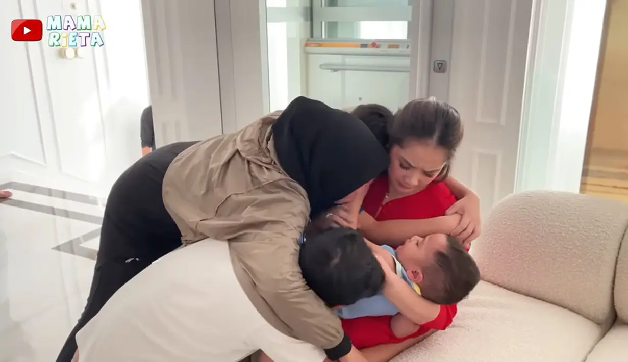 Selesai makan rujak bareng para ART di rumah Raffi dan Gigi, Mama Rieta bercanda dengan cucu-cucunya. Momen kedekatan Mama Rieta dengan anak dan cucu. [Youtube/Mama Rieta]
