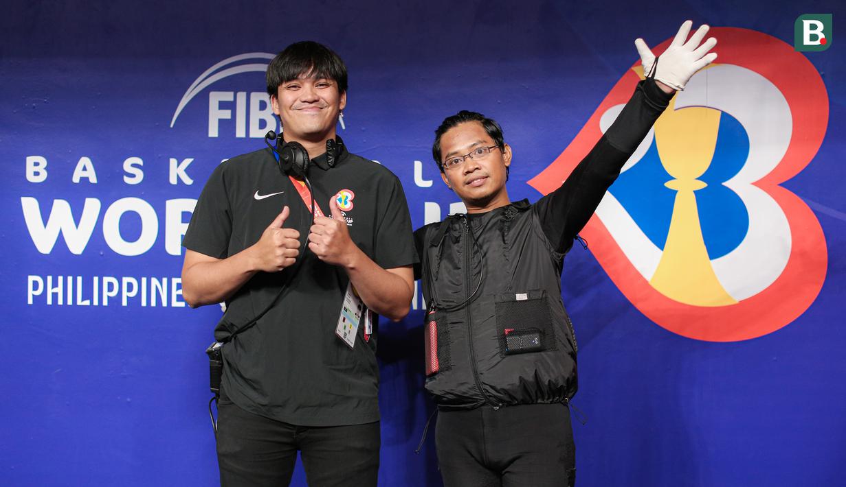 Arsyi Choiril Aulia (kanan) merupakan sosok di balik kostum maskot Piala Dunia FIBA 2023, JIP. Sementara itu, William Respati adalah sang manajer maskot. Tugas mereka adalah untuk menghibur penonton selama pertandingan Piala Dunia FIBA 2023 di Indonesia Arena. (Bola.com/Bagaskara Lazuardi)