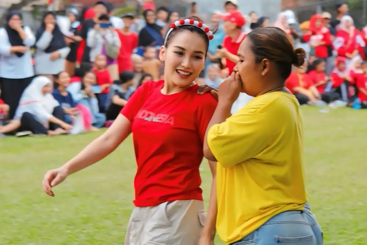 Ayu Ting Ting Tak Canggung Ikut Lomba 17 Agustusan Bersama Warga di Lingkungan Rumahnya