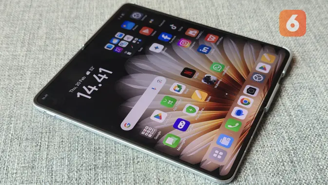 <p>Oppo Find N5 saat dalam keadaan terbuka. (Liputan6.com/ Yuslianson)</p>