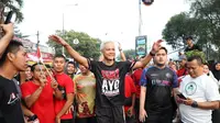 Bakal calon presiden (bacapres) dari PDI Perjuangan (PDIP) Ganjar Pranowo di sela-sela kegiatan lari pagi di Alun-alun Kota Serang, Banten, Minggu (27/5/2023) (Liputan6.com/Lizsa Egeham)