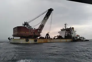 Alat berat yang digunakan untuk mengakat bangkai KMP Tunu Pratama Jaya sudah berada di laut Selat Bali. (Dok. Istimewa)