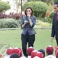 Presiden Joko Widodo didampingi Najwa Shihab saat mendongeng didepan puluhan pelajar di halaman tengah Istana, Jakarta, Rabu (17/5). (Liputan6.com/Angga Yuniar)