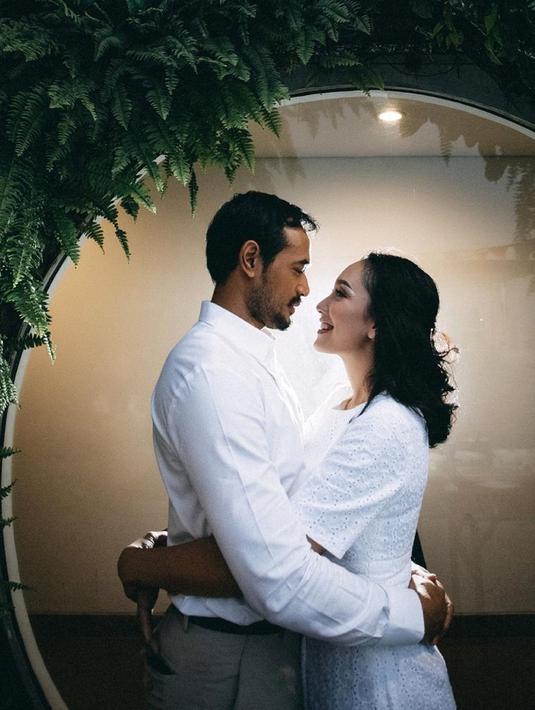 Pernikahannya diselimuti kedamaian, Oka Antara dan Rara Wiritanaya pun selalu terihat mesra dan romantis. Keduanya juga tak pernah absen untuk merayakan ulang tahun pernikahan. Beberapa waktu lalu, pasangan ini juga mengajak ketiga anaknya untuk liburan di Bali. (Liputan6.com/IG/@oks_antara)