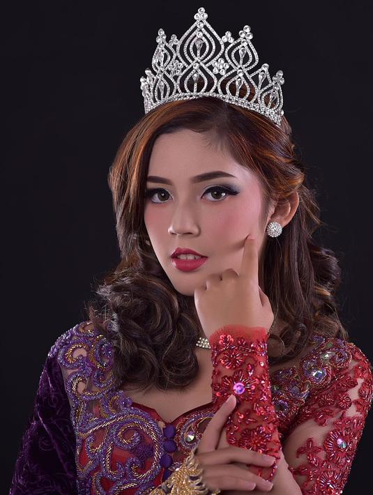 Tampil dengan rambut sebahu, gaya riasan wajahnya yang bold membuatnya bak ratu. Ditambah lagi dengan aksesoris mahkota di kepalanya. (Liputan6.com/IG/@faynabilalxndr)