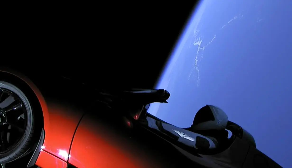 Gambar dari video yang disediakan oleh SpaceX ini menunjukkan mobil Tesla Roadster yang berada dalam roket Falcon Heavy sedang meluncur ke luar angkasa (6/2). Mobil ini adalah mobil listrik pertama yang melayang di luar angkasa. (SpaceX via AP)
