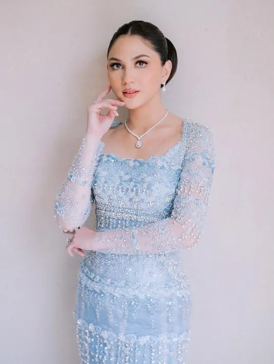 Jessica Mila tampil mengenakan kebaya brokat baby blue dengan model kerah square. Dipadukan kain songket biru sebagai bawahan. [@jcsmila]