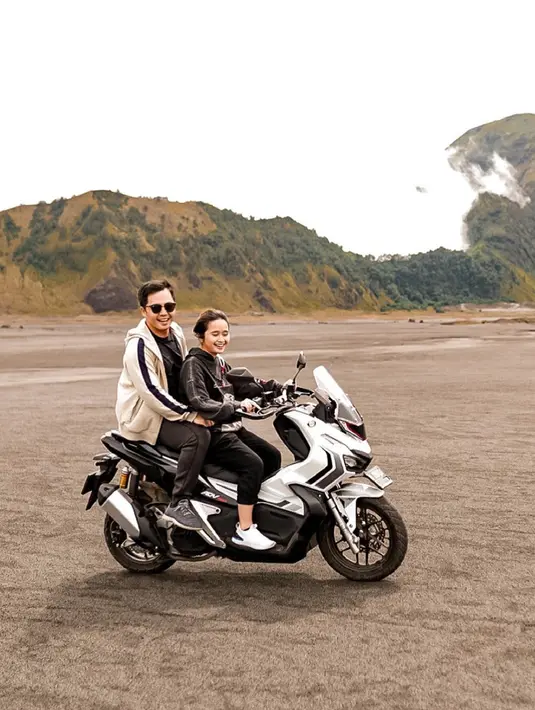 Selain momen mesra, pemain film Posesif ini juga membagikan keseruan selama berlibur di Bromo. Gritte Agatha tampak berkeliling naik motor dan membonceng sang kekasih di sekitar Bromo .
(Liputan6.com/IG/@gritteagathaa)