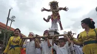 Anak-anak mengarak Ogoh-Ogoh selama atraksi Karnaval Seni Budaya Lintas Agama di kawasan Jalan Pemuda  Semarang, Minggu (25/3). Lima ogoh-ogoh yang didatangkan dari Bali ikut memeriahkan acara ini. (Liputan6.com/Gholib)