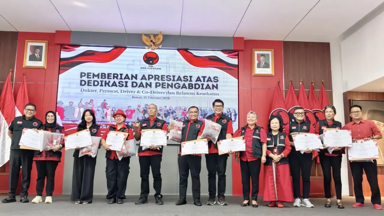 PDIP memberikan penghargaan khusus kepada ratusan relawan kesehatan yang telah menyelesaikan misi selama dua bulan di lokasi bencana Aceh, Sumatra Utara, dan Sumatra Barat.