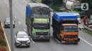 Namun, muncul tarik menarik kepentingan antara keselamatan pengguna jalan dan kebutuhan ekonomi, terutama pertimbangan bakal menaikkan biaya distribusi logistik bagi dunia usaha. (Liputan6.com/Angga Yuniar)