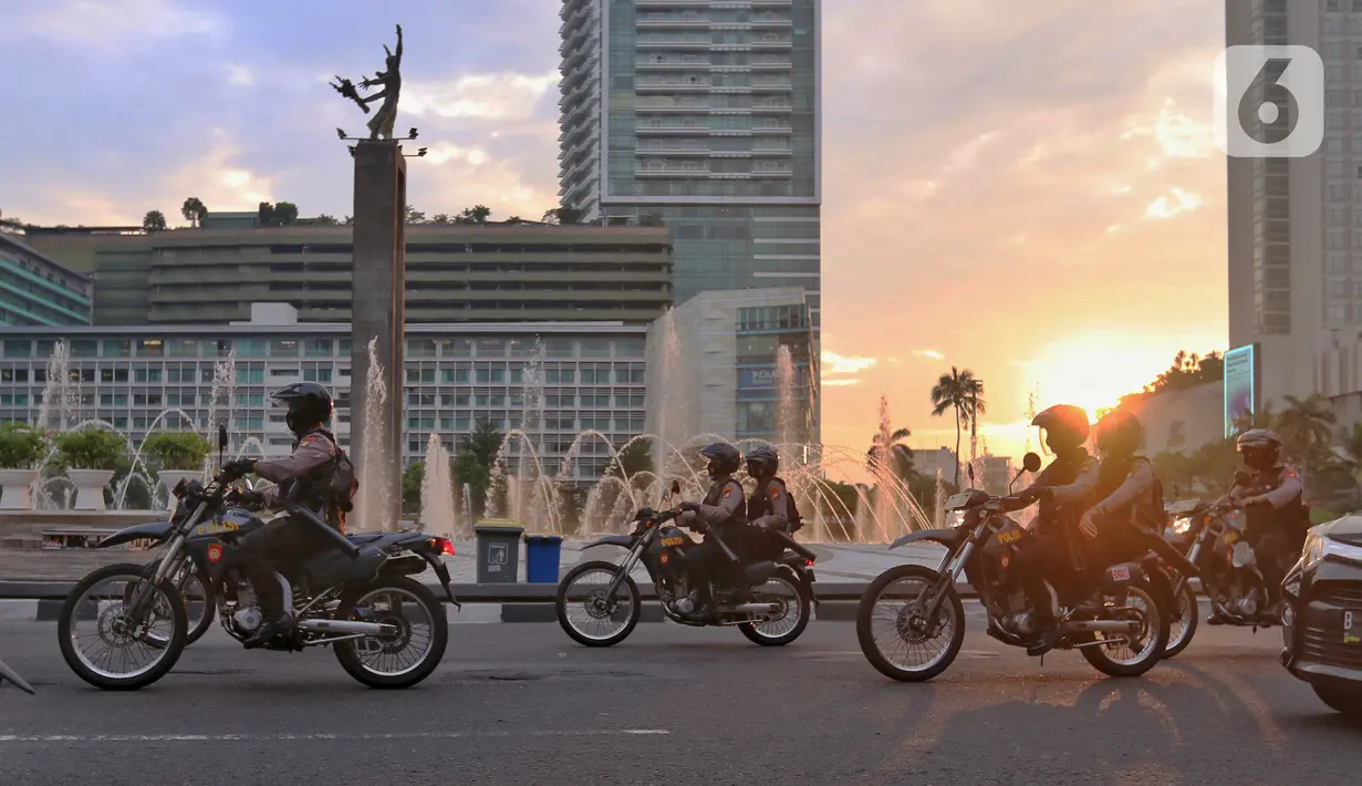 Personel Brimob mengendarai sepeda motor di kawasan Bundaran Hotel Indonesia (HI), Jakarta, Rabu (12/5/2021). Pengamanan ketat tersebut dilakukan untuk menjaga perayan Idul Fitri 1442 di jantung Ibu Kota. (Liputan6.com/Angga Yuniar)