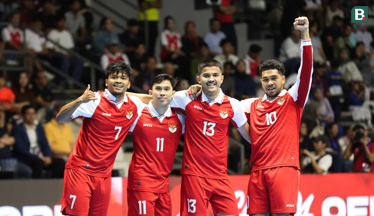 Para pemain Timnas Futsal Indonesia melakukan selebrasi gol saat berhadapan dengan Belanda pada laga lanjutan Four Nations Cup 2025 yang bergulir di Hall Basket Senayan, Jakarta, pada Sabtu (20/9/2025).