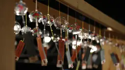 Lonceng angin terlihat di sebuah pameran dekat Stasiun Tokyo di Tokyo, Jepang (26/8/2020). Lebih dari 2.000 lonceng angin dipajang selama pameran yang berlangsung dari 21 Agustus hingga 28 Agustus itu. (Xinhua/Du Xiaoyi)