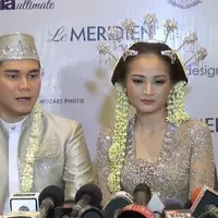 Acha mengungkapkan hal romantis yang dilakukan Vicky kepadanya. Hal itu ia katakan saat konfrensi pers di Hotel Le Meridien Jakarta Pusat (11/12)