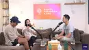 Kala itu Ibnu mengirip pesan, apa yang sedang dilajukan sang buah hati. Lalu Dhofin menjawab satu kata, "makan". Lima huruf ini cukup untuk membuat Ibnu Jamil bersujud penuh rasa syukur.  (Foto: YouTube/ Daniel Mananta Network)