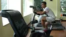 Bersepeda statis menjadi menu wajib selama terapi. (Bola.com/Arief Bagus)