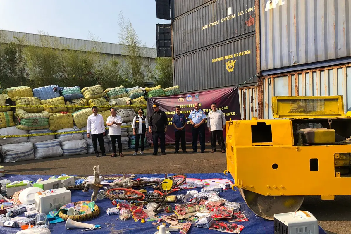 Menkeu Sri Mulyani, Mendag Zulkifli Hasan, Menko Perekonomian Airlangga Hartarto, melakukan pemusnahan Barang Hasil Pengawasan Balepress (Pakaian Bekas Ilegal) dan barang impor lainnya, senilai hampir Rp 50 miliar. (Tira/Liputan6.com)