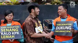 Aktivis memparodikan adegan peristiwa pertemuan anggota Pansus Hak Angket KPK dengan para narapidana kasus korupsi di depan Gedung KPK, Jakarta, Minggu (9/7). Mereka mengkritisi pertemuan tersebut. (Liputan6.com/Helmi Fithriansyah)
