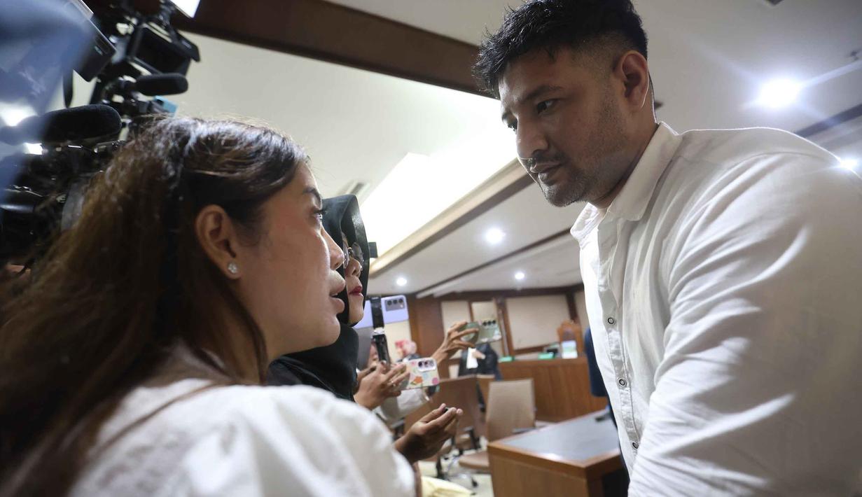 Belum lama bebas dari hukuman, Ammar Zoni kembali ditangkap untuk kasus yang sama pada Desember 2023. Kali ini ia divonis 4 tahun penjara. Tampak dalam foto, terdakwa kasus peredaran narkotika di dalam Rumah Tahanan (Rutan) Salemba, Muhamad Ammar Akbar alias Ammar Zoni (kanan), usai mengikuti sidang pembacaan putusan di Pengadilan Negeri Jakarta Pusat, Kamis (23/4/2026). (Kapanlagi.com/Budy Santoso)