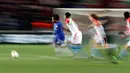 Gelandang Chelsea, Willian berlari mengejar bola dibayangi pemain Slavia Praha dalam laga leg pertama perempat final Liga Europa 2018-19 di Sinobo Stadium, Kamis (11/4). Chelsea sukses meraih kemenangan atas Slavia Praha dengan skor tipis 1-0. (AP/Petr David Josek)
