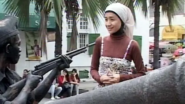 Pahlawan Keluarga Ini Rela Menjadi Manusia Batu