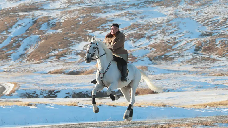Gaya Kim Jong-un Saat Naik Kuda Putih Menyusuri Gunung Salju