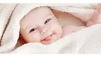 Bayi ini terlihat berjalan-jalan selama beberapa menit di pinggir sebuah jendela apartemen.
