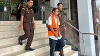 Tersangka korupsi pembangunan jembatan di Kabupaten Indragiri Hilir saat ditahan oleh Kejati Riau. (Liputan6.com/M Syukur)