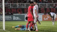 Ketegangan masih terjadi di akhir laga antara Ahmad Nur Hardianto (kiri) dan Sergio Silva. (Bola.com/Ikhwan Yanuar)