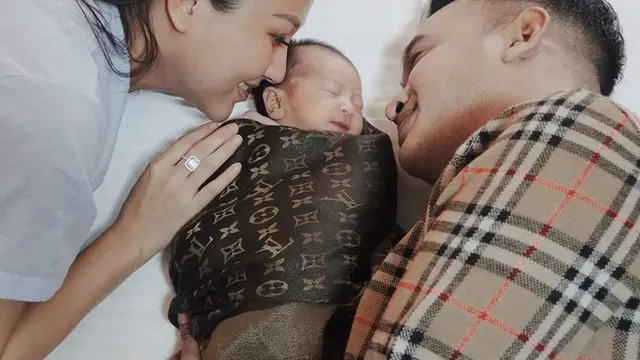 Potret Hangatnya Keluarga Kecil Ruben Onsu dengan Kedua Putri Kecilnya