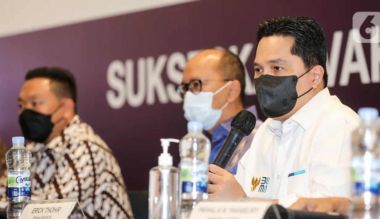 Menteri BUMN Erick Thohir memberi keterangan pers pada vaksinasi gotong royong di Senayan Park, Jakarta, Rabu (19/5/2021). Sebanyak 340 pax vaksin pada hari pertama digelar guna menginisiasi program vaksinasi gotong royong dan menfasilitasi badan usaha dan membantu UMKM. (Liputan6.com/Fery Pradolo)