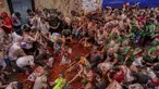 Orang-orang yang bersuka ria saling melempar tomat selama pesta pertarungan tomat tahunan "Tomatina", di desa Bunol dekat Valencia, Spanyol, Rabu (28/8/2024).  (AP Photo/Alberto Saiz)