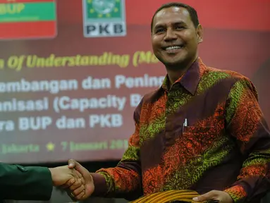 Ketua Umum PKB Muhaimin Iskandar (kiri) bersalaman dengan Ketua Umum BUP, Blasius Pereira usai penandantanganan MoU antara PKB dengan BUP Partai Timor Leste di Gedung DPP PKB, Jakarta, Kamis (7/1). (Liputan6.com/Faizal Fanani)