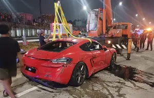 Porsche Merah Terguling Masuk Parit di Tol Desari