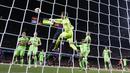Kiper Levante, Aitor Fernandez, menghalau bola saat melawan Barcelona pada laga La Liga 2019 di Stadion Camp Nou, Sabtu (27/4). Barcelona menang 1-0 atas Levante. (AP/Manu Fernandez)