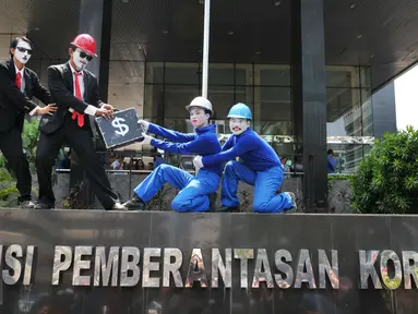 Serikat pekerja Jakarta International Container Terminal (JICT) melakukan aksi pantomim di depan Gedung KPK, Jakarta, Selasa (22/9/2015). Mereka meminta pengusutan dugaan korupsi perpanjangan konsesi JITC oleh Pelindo II. (LIputan6.com/Andrian M Tunay)