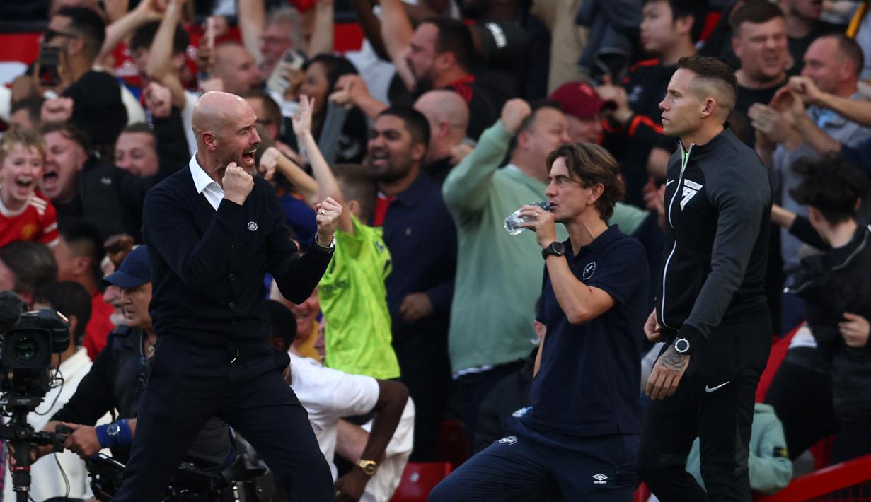 Pelatih MU, Erik Ten Hag (kiri), melakukan selebrasi dihadapan pelatih Brentford, Thomas Frank (tengah), setelah Scott McTominay mencetak gol kemenangan Manchester United atas Brentford dalam laga pekan kedelapan Liga Inggris 2023/2024 yang berlangsung di Old Trafford, Sabtu (8/10/2023). (AFP/Darren Staples)