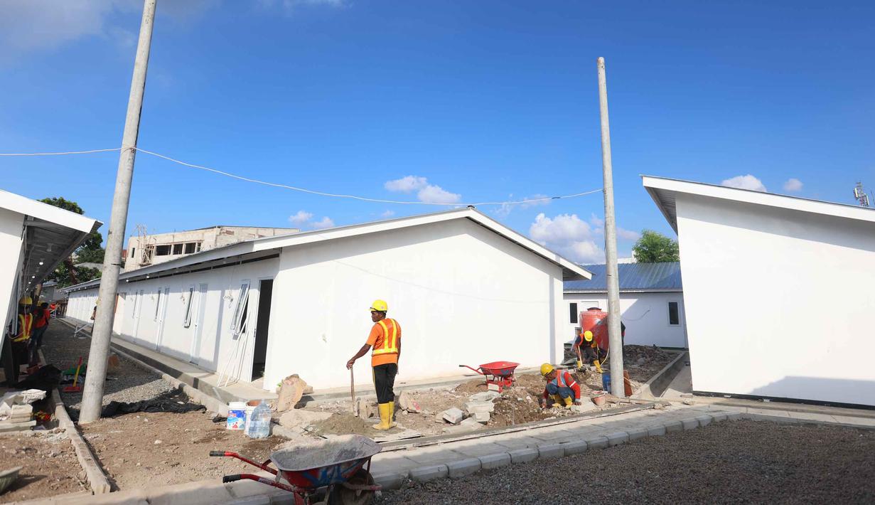 Sebagai informasi, proyek ini merupakan tindak lanjut dari kunjungan Presiden Prabowo Subianto pada 25 Maret 2026 lalu ke kawasan tersebut. Tampak dalam foto, aktivitas pekerja menyelesaikan Hunian Sementara (Huntara) di kawasan Kramat Raya, Senen, Jakarta Pusat, Jumat (24/4/2026). (Kapanlagi.com/Budy Santoso)