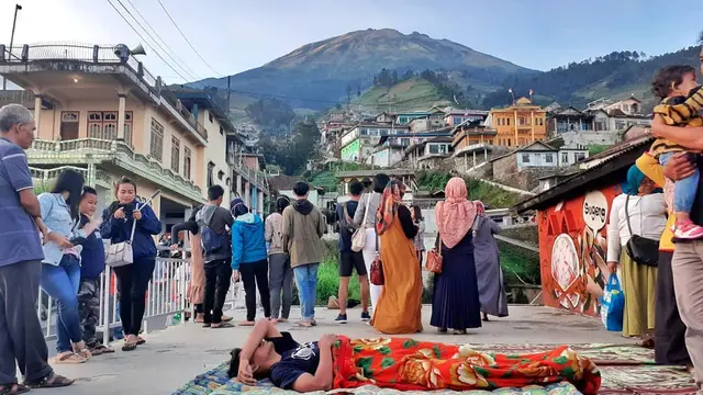 Tidur di Sembarang Tempat, Tingkah Kocak Orang Ini Bikin Geleng Kepala